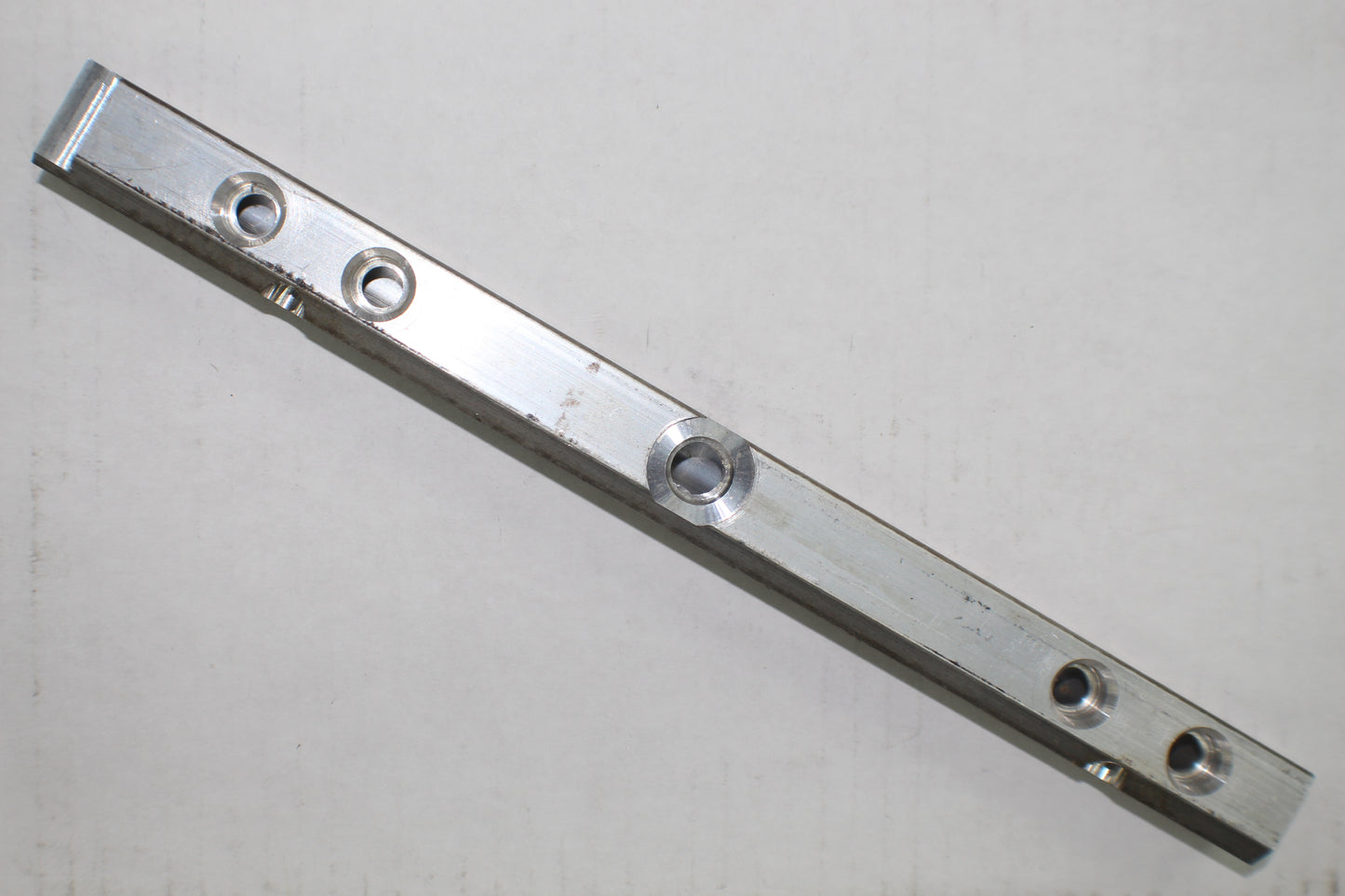 631145 RAIL, FUEL - REGULATOR SIDE